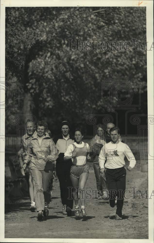 1986 Press Photo Patti Ford and Friends Running at Green Lakes State Park- Historic Images