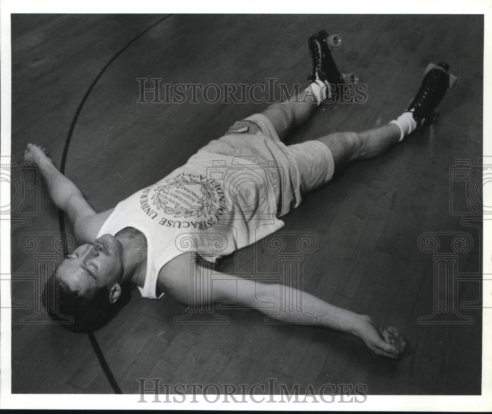 1989 Press Photo Ray Centro Laying on Rollerskating Rink at All Nigh Skate Event- Historic Images