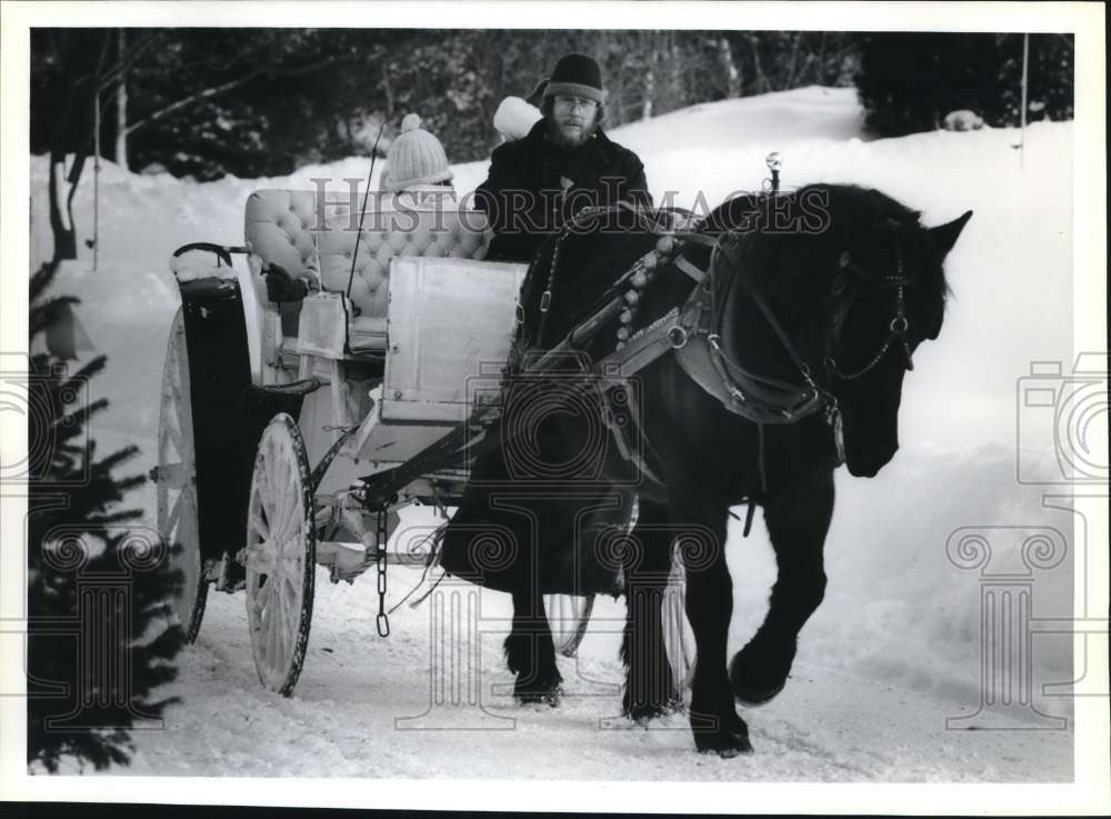 1989 Press Photo Grady Oherien Drives Horse and Buggy at Sollecito Garden Center- Historic Images