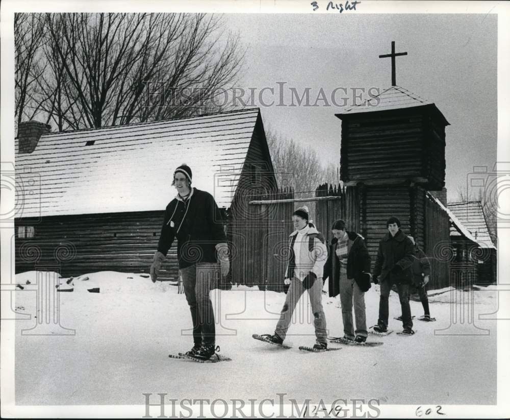 1976 Press Photo Shoeshoers near St. Marie Among the Iroquois, French Fort- Historic Images