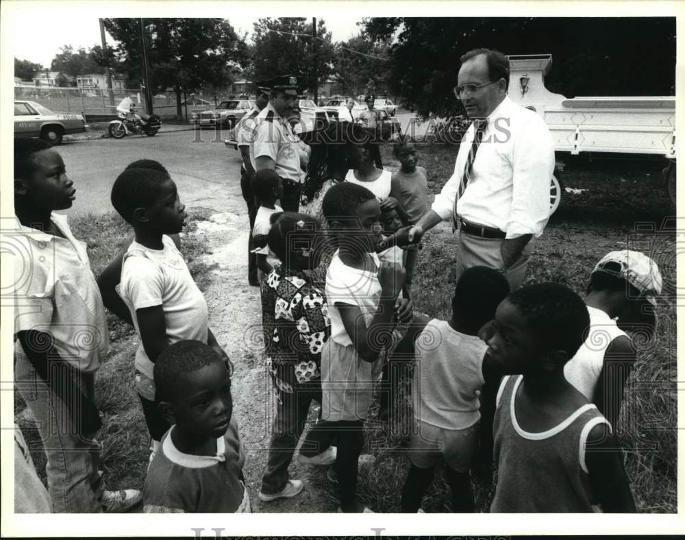 1988 Press Photo Mayor Tom Young talking to kids at Picnic in Syracuse, New York- Historic Images