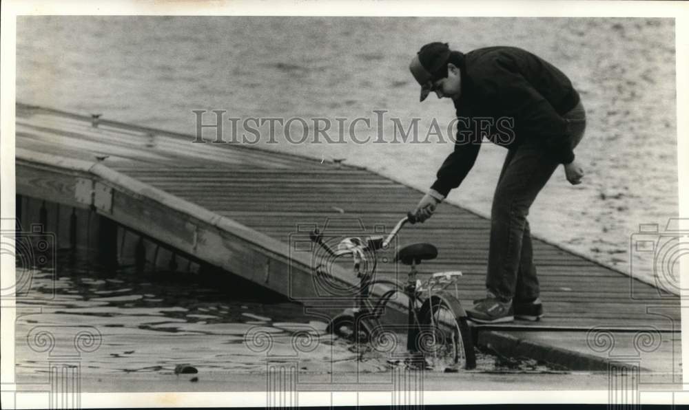 1984 Press Photo John Hubalek Washing Bicycle at Wrights Landing Boat Ramp- Historic Images