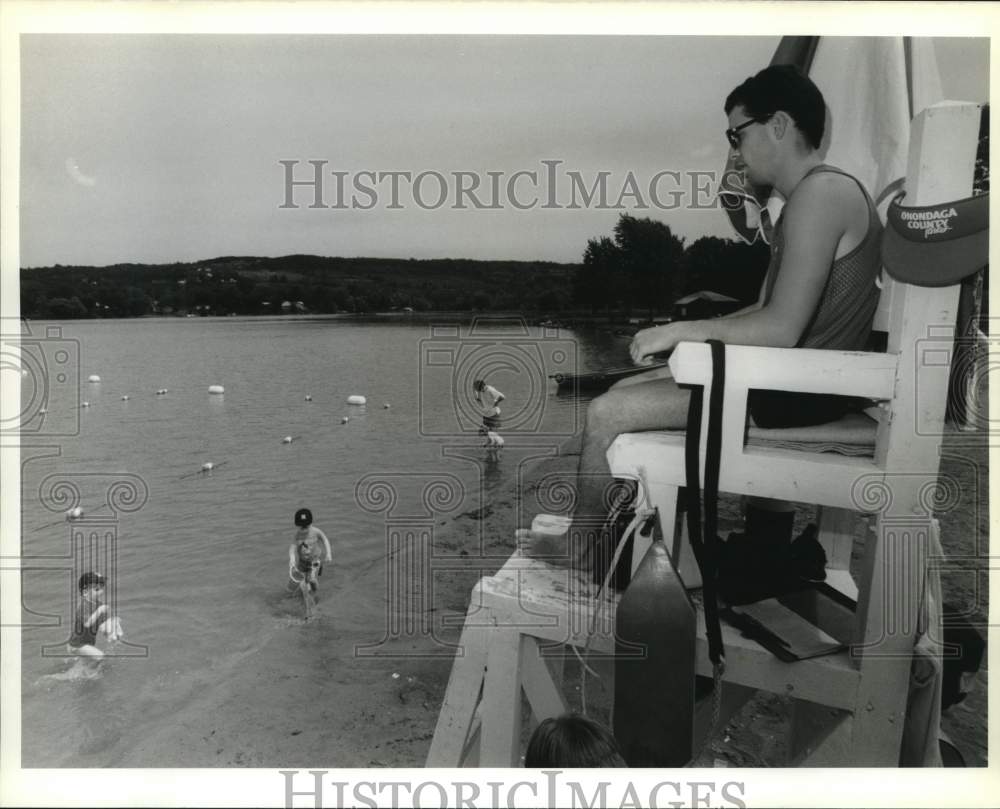 1989 Press Photo Lifeguard Joe Serrao on duty at Jamesville Beach Park- Historic Images