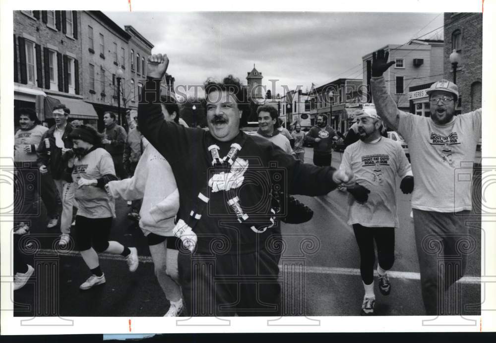 1990 Press Photo Skaneateles-Runners cross finish line in the Short Fat Guys run- Historic Images