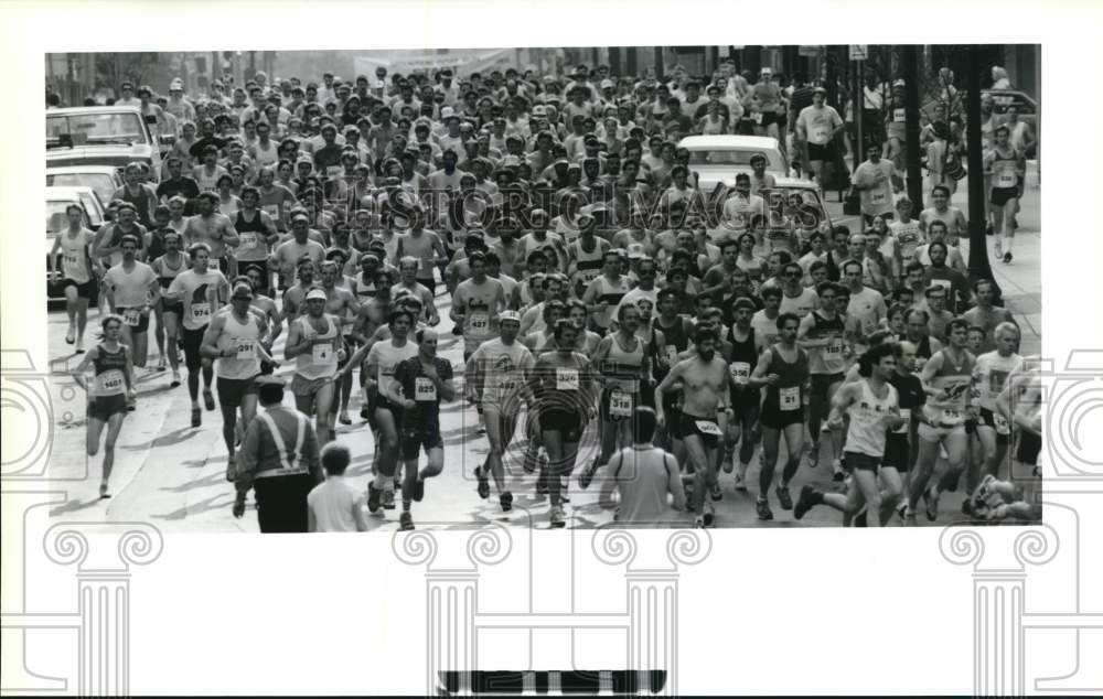 1990 Press Photo Contestants in the Mountain Goat Run on Jefferson Street- Historic Images