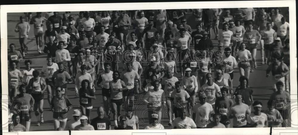 1987 Press Photo Overall of Mountain Goat Run Participants on Clinton Street- Historic Images