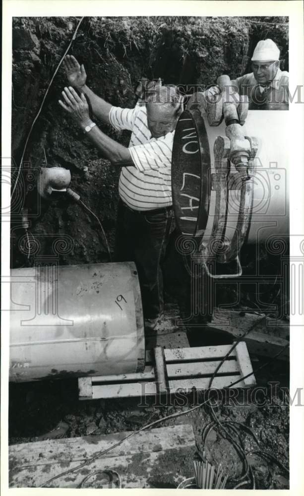 1989 Press Photo Gerald Stanley &amp; Mel Farnes Install Pipeline in Navarino- Historic Images