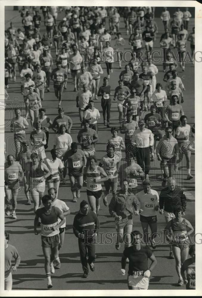 1987 Press Photo Runners at Mountain Goat Run on Clinton Street - sya80527- Historic Images