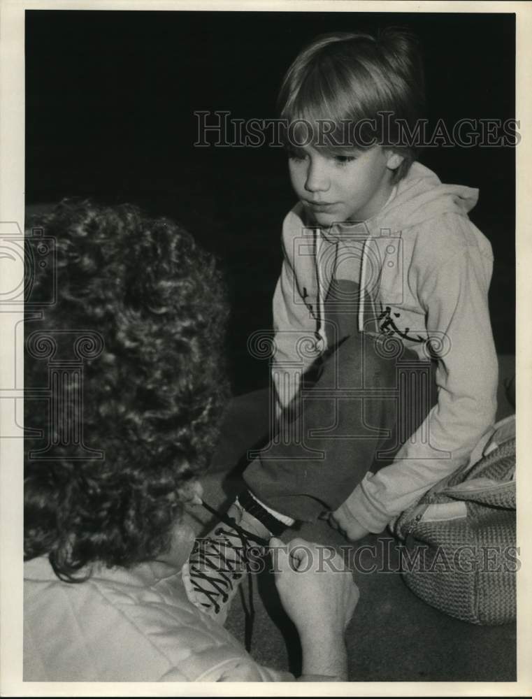 1985 Press Photo Jodi Butterfield and Mother at Sports-O-Rama Rollerskating Rink- Historic Images