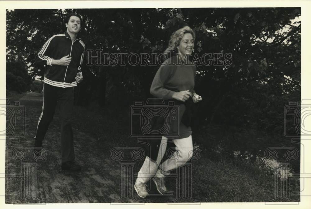 1989 Press Photo Diane Travers and Gordon Schroder Running at Erie Canal Towpath- Historic Images