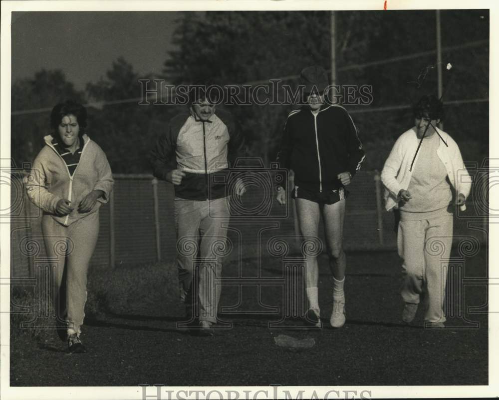 1984 Press Photo Janet Mandigo, Dave Masewicz, Seymore Ribyat, Sylvia Fisher jog- Historic Images