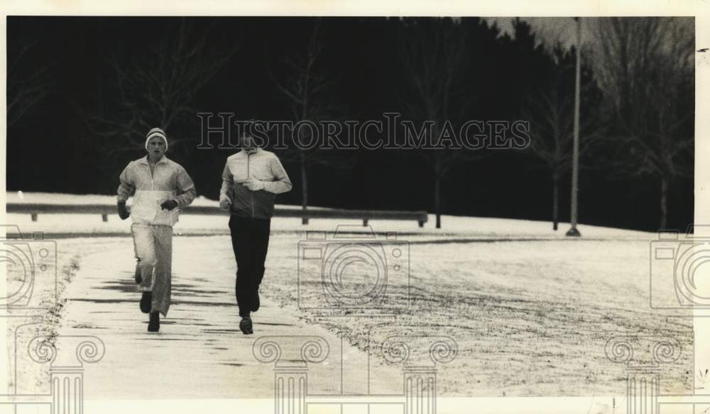 1984 Press Photo Jim Nicholson and Ross Donoghue run along Iroquois Trail- Historic Images