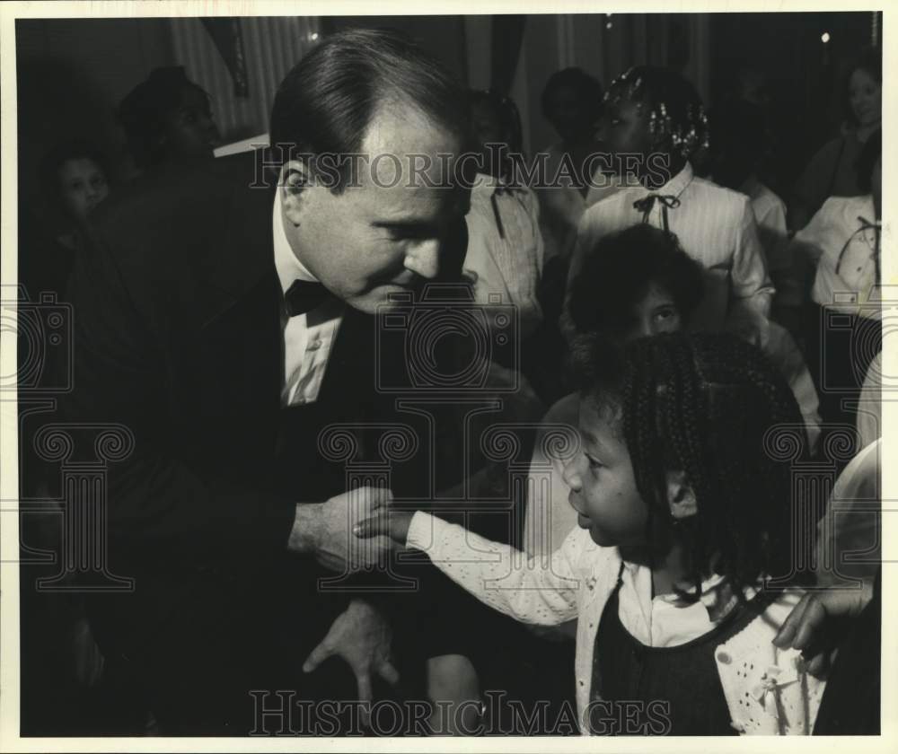 1990 Press Photo Alexis McArthur congratulates Mayor Tom Young in Syracuse- Historic Images