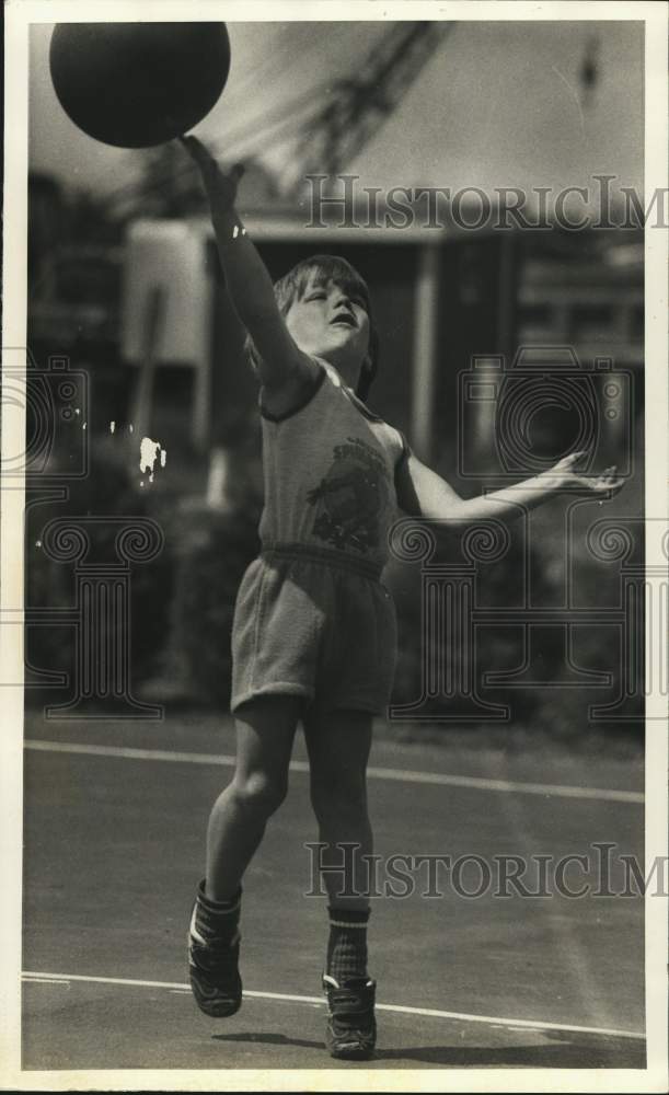 1984 Press Photo Aaron Finster plays Basketball at Sconondoa Park in Oneida- Historic Images