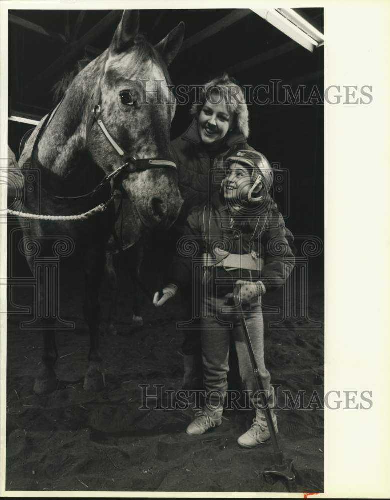 1988 Press Photo Pat Prindle with Nichole Lewis at ASTRIDE Riding Program- Historic Images