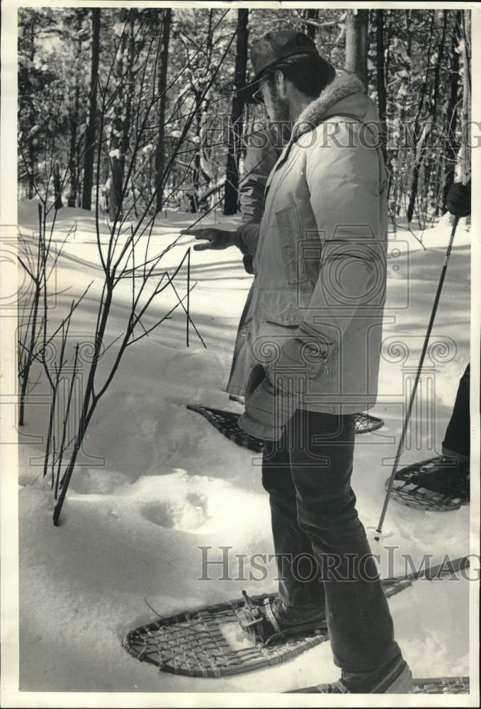 1986 Press Photo Regional Wildlife Manager John Proud Snowshoes in Forest- Historic Images