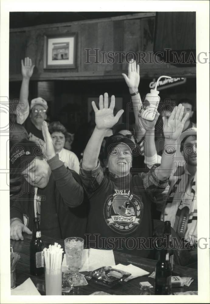 1990 Press Photo Cleveland Browns fans watch the Game at Mrs. O'Leary's Bar- Historic Images