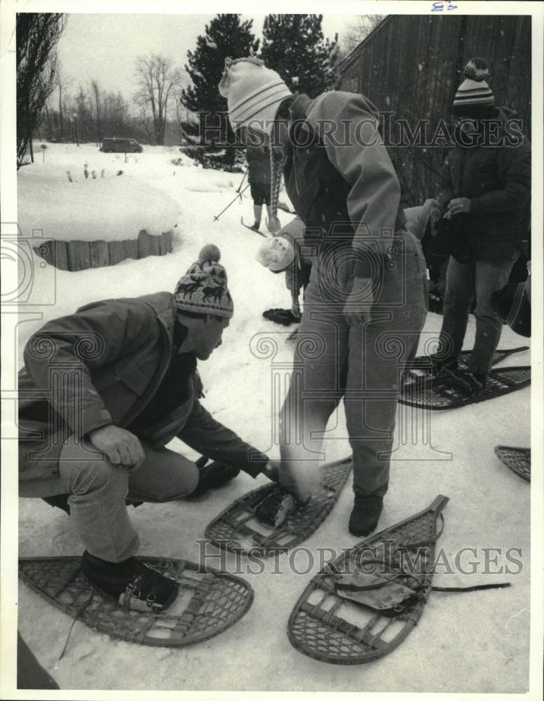 1986 Press Photo Greg Smith & Susan Davies Take Snowshoe Hike at Beaver Lake- Historic Images