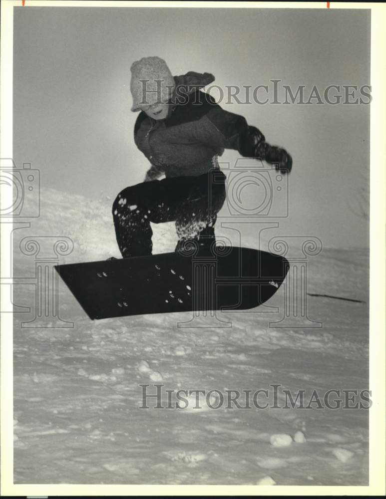 1989 Press Photo Bobby Mulfinger snowboarding at Highland Park Golf Club, Auburn- Historic Images