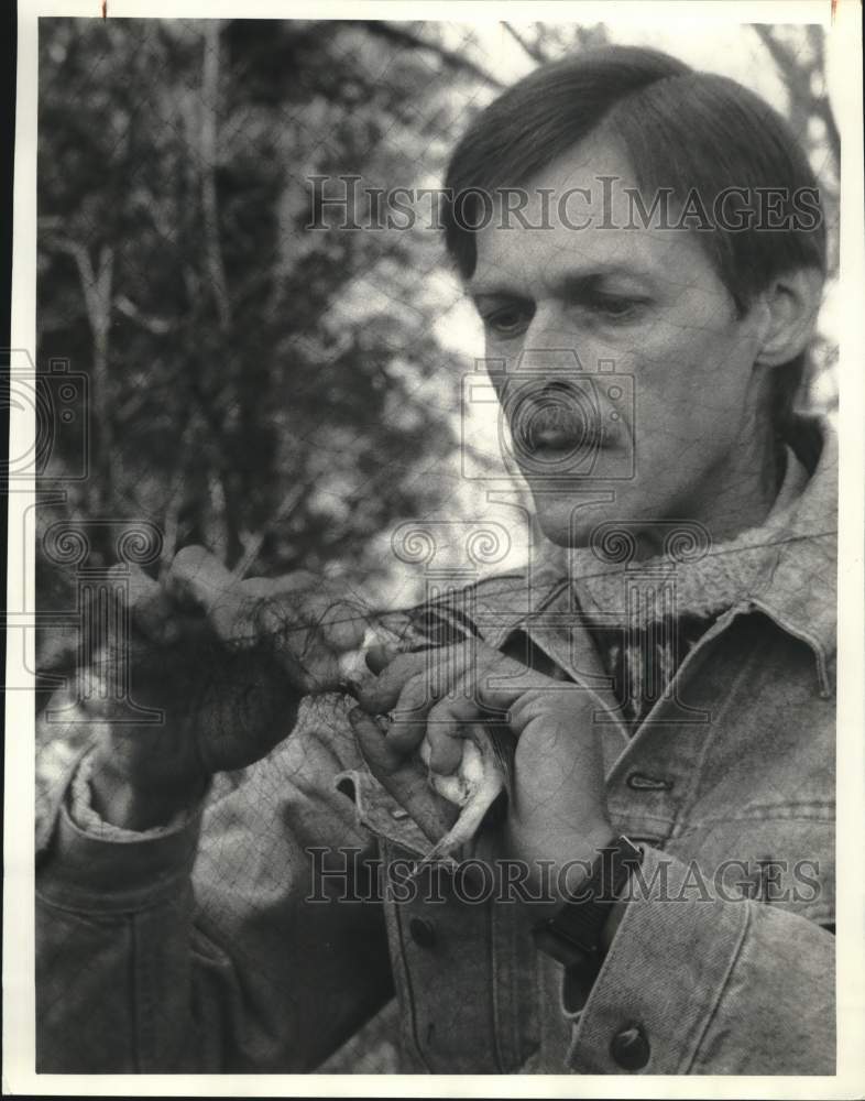 1987 Press Photo Doug Whitman Tagging Bird in Net at Baltimore Woods - sya82357- Historic Images