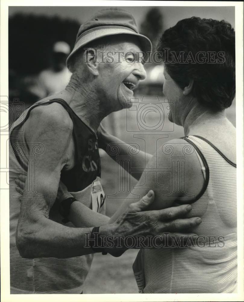 1989 Press Photo Charley Hackenheimer hugs Ellie White after Swamp Rat Race- Historic Images