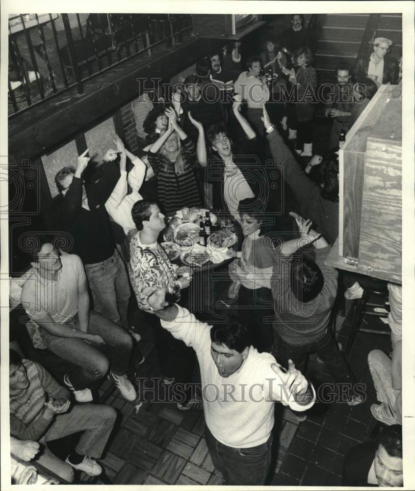 1987 Press Photo Giants Fans at R.J. O&#39;Tooles, Nottingham Plaza, watch Superbowl- Historic Images