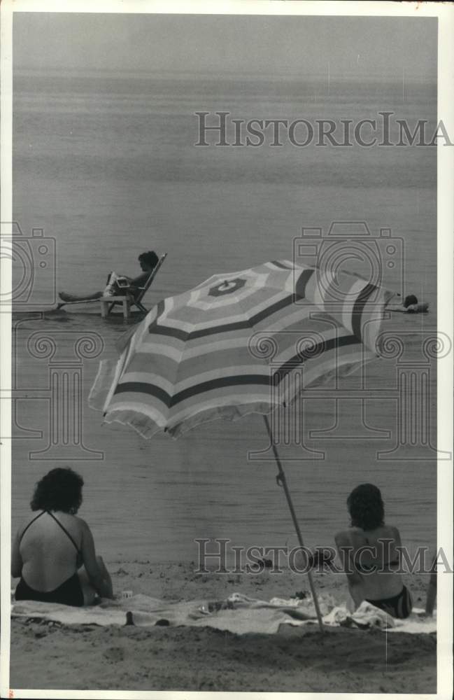 1987 Press Photo Sunbathers at Oneida Lake Shore Line - sya82927- Historic Images