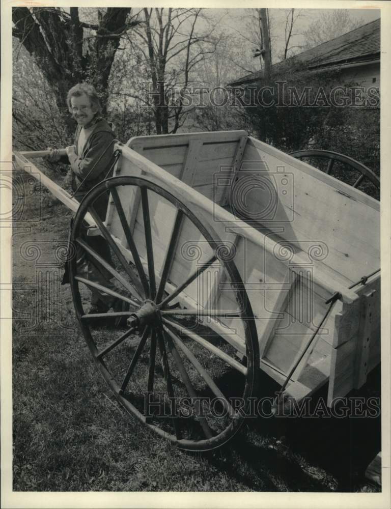 Press Photo New York-Harry McCue with a hand cart. - sya83029- Historic Images