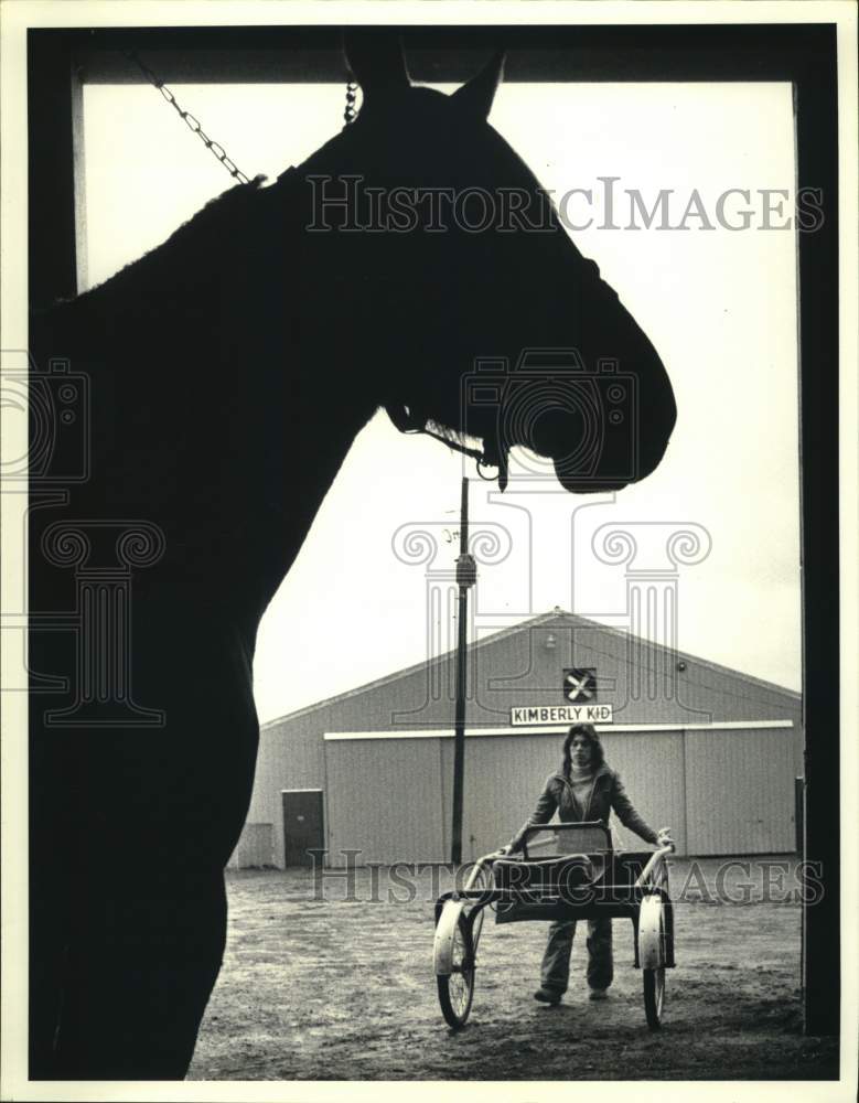 1984 Press Photo Cindy Milano with Horse at Vernon Downs Racetrack, New York- Historic Images