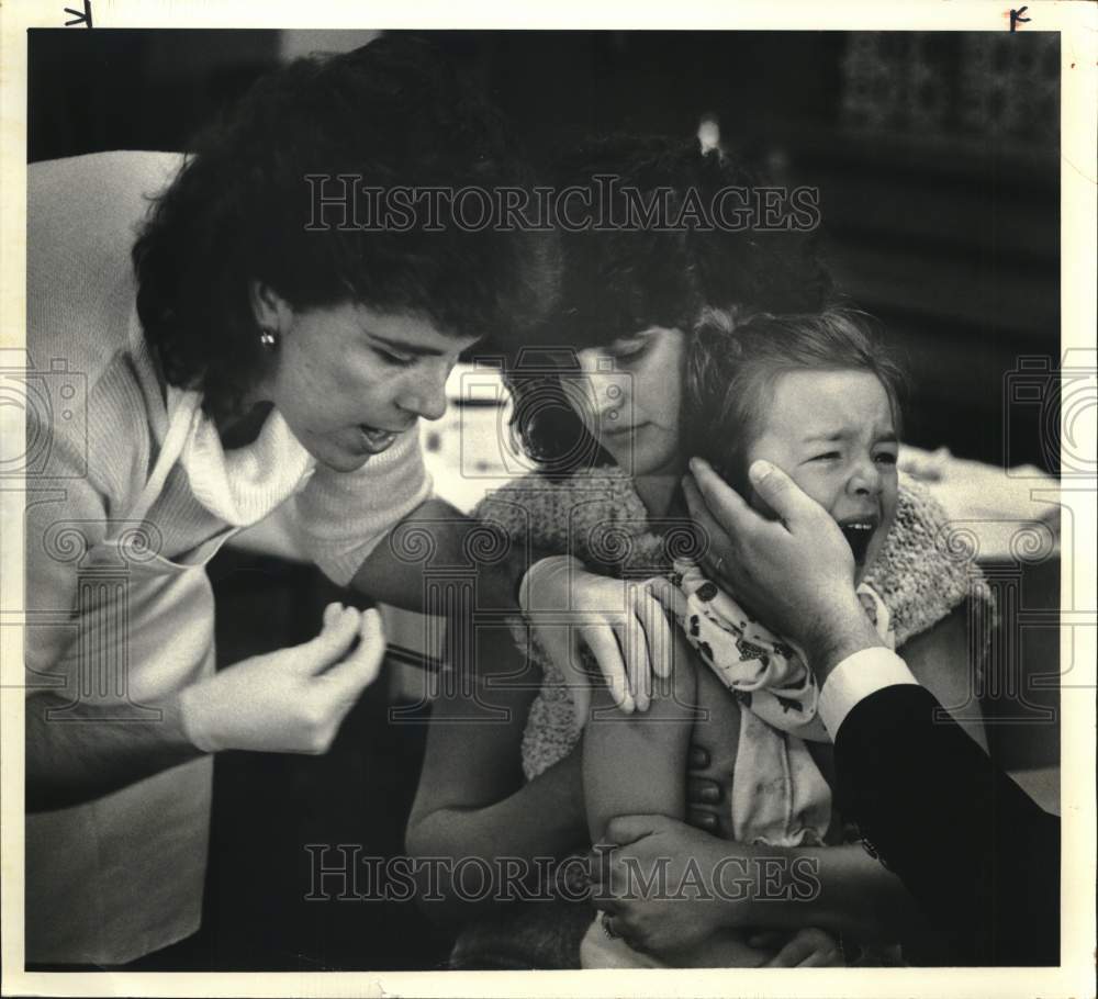 1988 Press Photo Julie Goodfellow Vaccinates Stephanie Detota with Mother Sandra- Historic Images