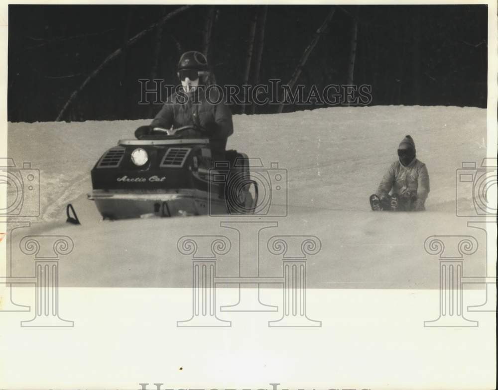 1985 Press Photo Snowmobilers at Golf Course in Oneida, New York - sya83621- Historic Images