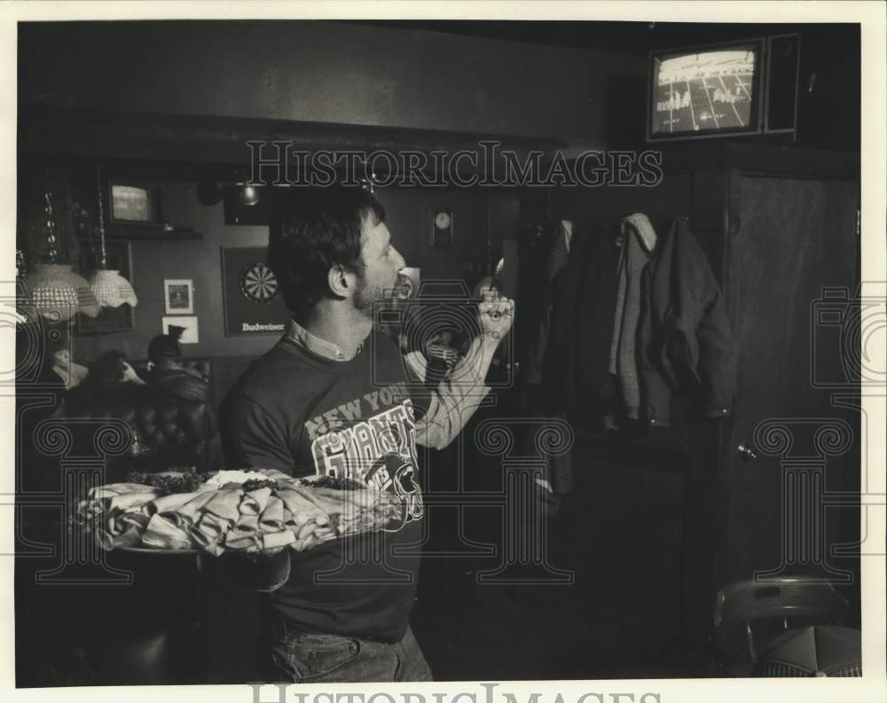 1987 Press Photo John Arcola Watches Superbowl Football Game at Rosie O&#39;Grady&#39;s- Historic Images