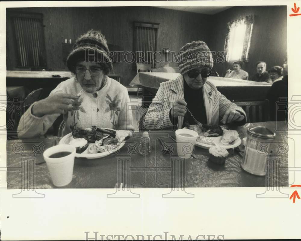 1985 Press Photo Doris Watts &amp; Mary Howe Eat at Jordan Mason Superbowl Barbeque- Historic Images