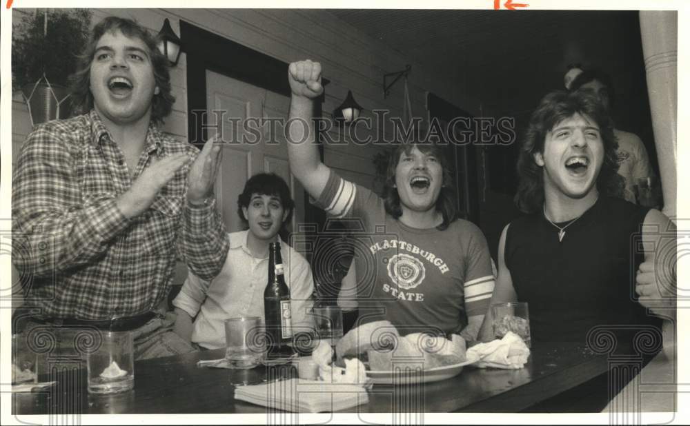 1986 Press Photo Chicago Bears Football Fans Watch Superbowl at Mrs. O'Leary's- Historic Images