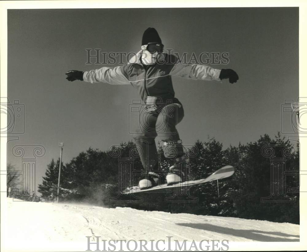 1988 Press Photo Todd Lewis snowboards at Toggenburg in New York - sya83795- Historic Images