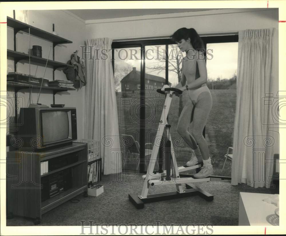 1990 Press Photo Stella Leon Exercises with Stair Climber in Apartment- Historic Images