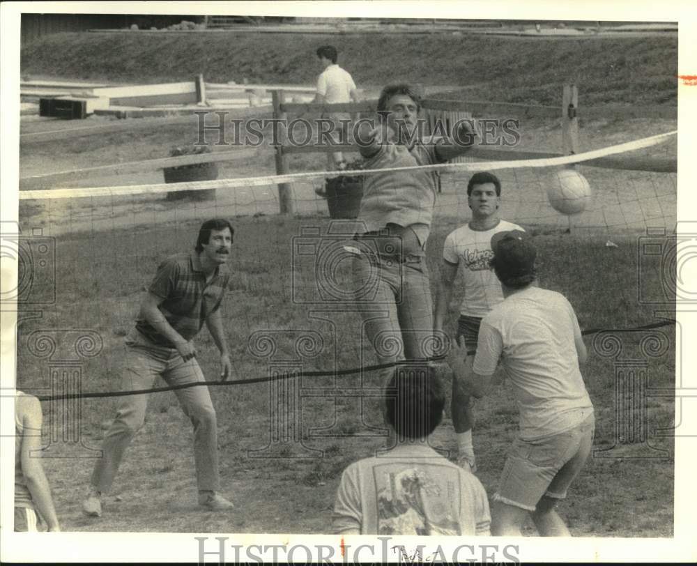 1984 Press Photo Syracuse Post-Standard Newspaper Clambake Volleyball Game- Historic Images