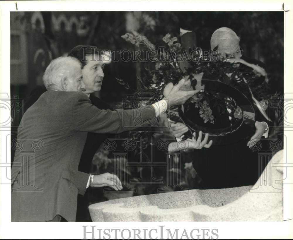 1990 Press Photo Columbus Day Ceremony at the Monument in Columbus Circle- Historic Images