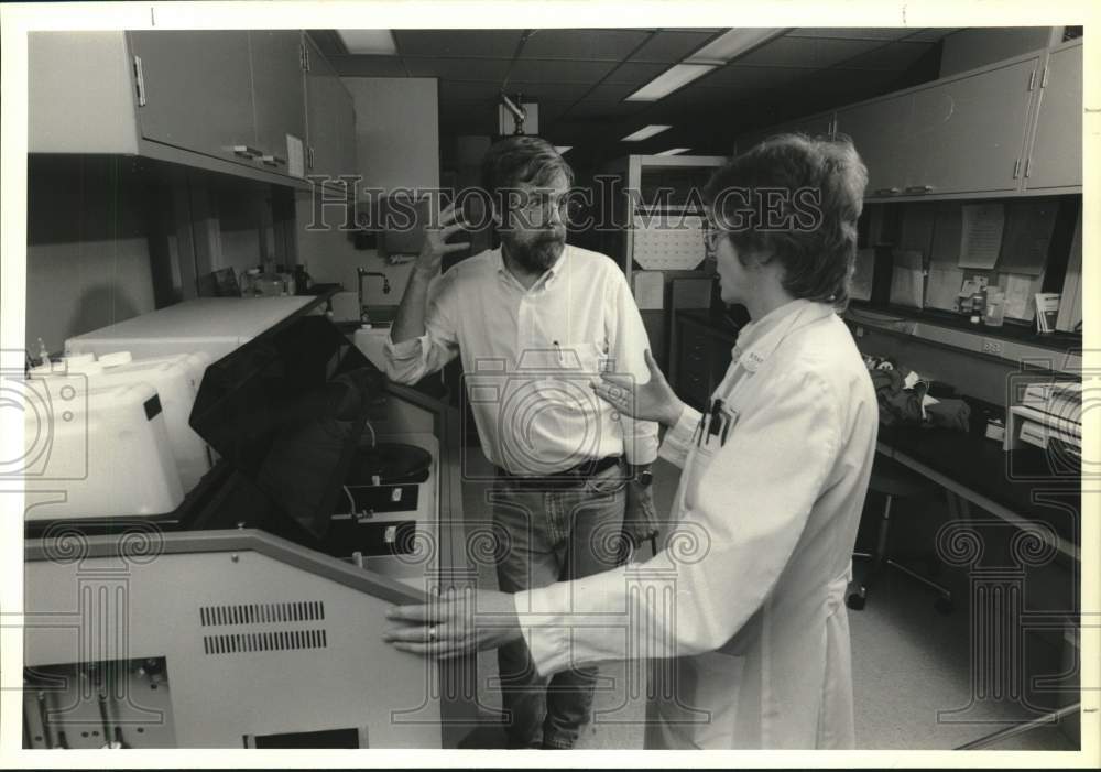 1989 Press Photo Robert &quot;Bob&quot; Haggart at Crouse Irving Memorial Hospital- Historic Images