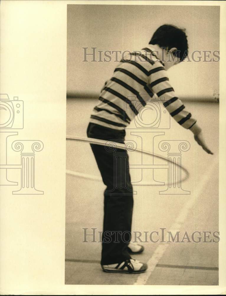 1984 Press Photo Peter Grabel of Syracuse, New York Playing with Hula Hoop- Historic Images