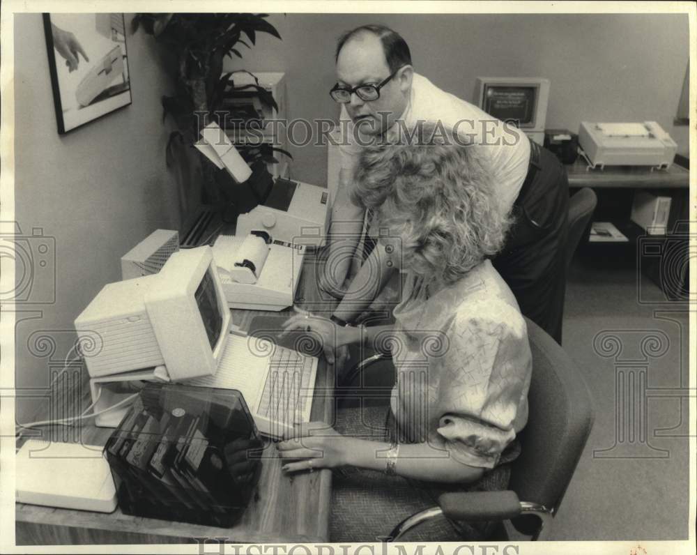 1985 Press Photo Art McCall with Employee Michelle Troch at Apple Computer- Historic Images