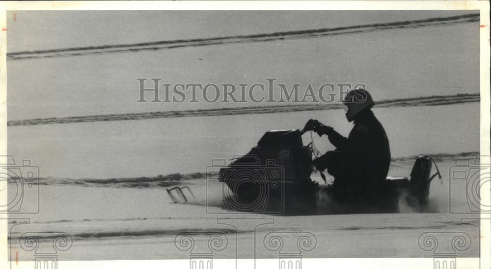 1985 Press Photo Snowmobiler Rides on Oneida Community Golf Course in Kenwood- Historic Images