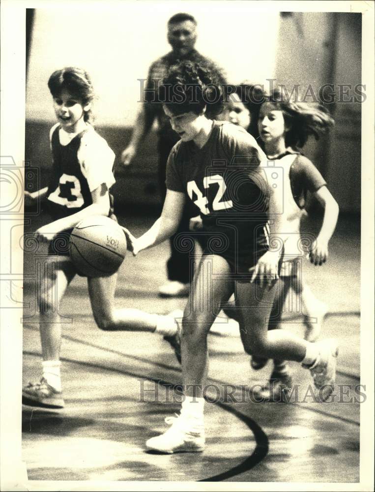 1986 Press Photo Jamesville-Girls playing basketball at Jamesville Elementary- Historic Images