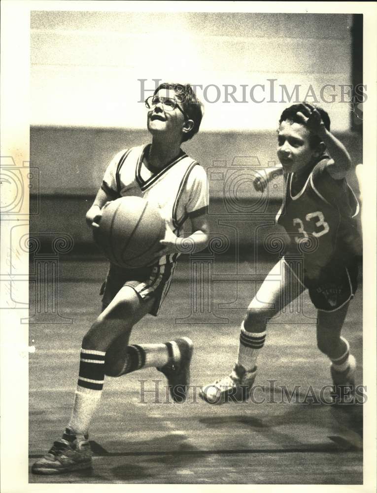 1986 Press Photo Jamesville-Chad Thousand &amp; Micheal Mushow playing basketball.- Historic Images