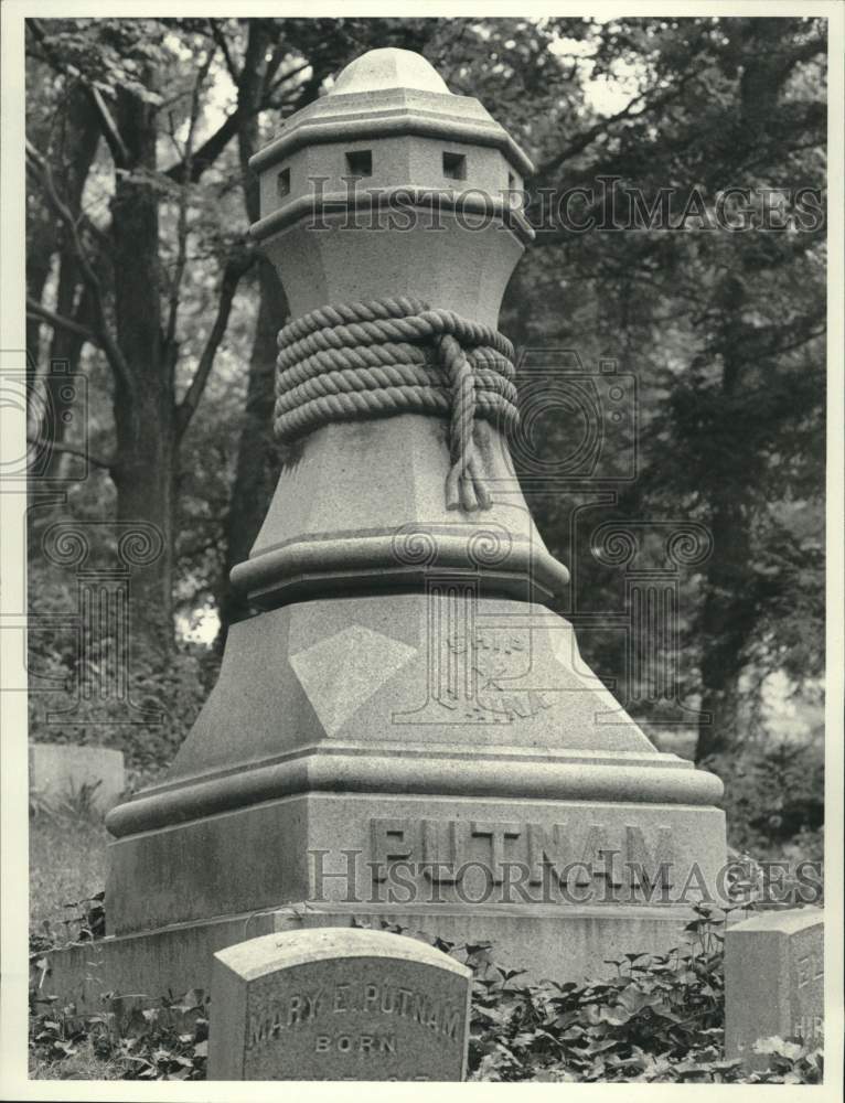 1988 Press Photo Oakwood Cemetery, Memorial Marker for Putnam - sya84768- Historic Images