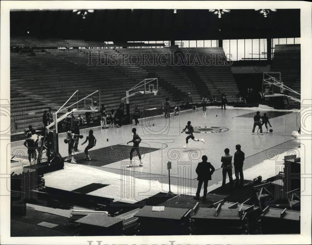 1977 Press Photo Basketball Players Practice at Manley Field House Court- Historic Images
