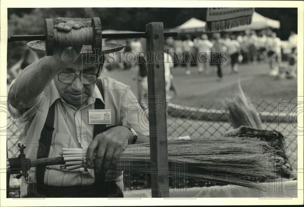 1989 Press Photo Walt Thoams Making Corn Broom at Golden Harvest Festival- Historic Images