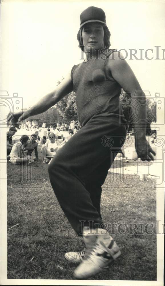 1987 Press Photo Tim Quilty Enjoys Game of Hackey-Sack at Green Lakes, Manlius- Historic Images