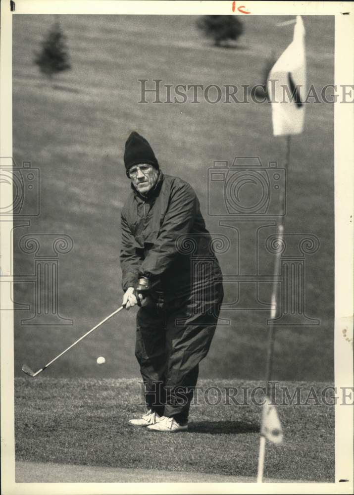 1989 Press Photo Golfer Joe Galante Takes Shot at Elm Tree Golf Course, Cortland- Historic Images