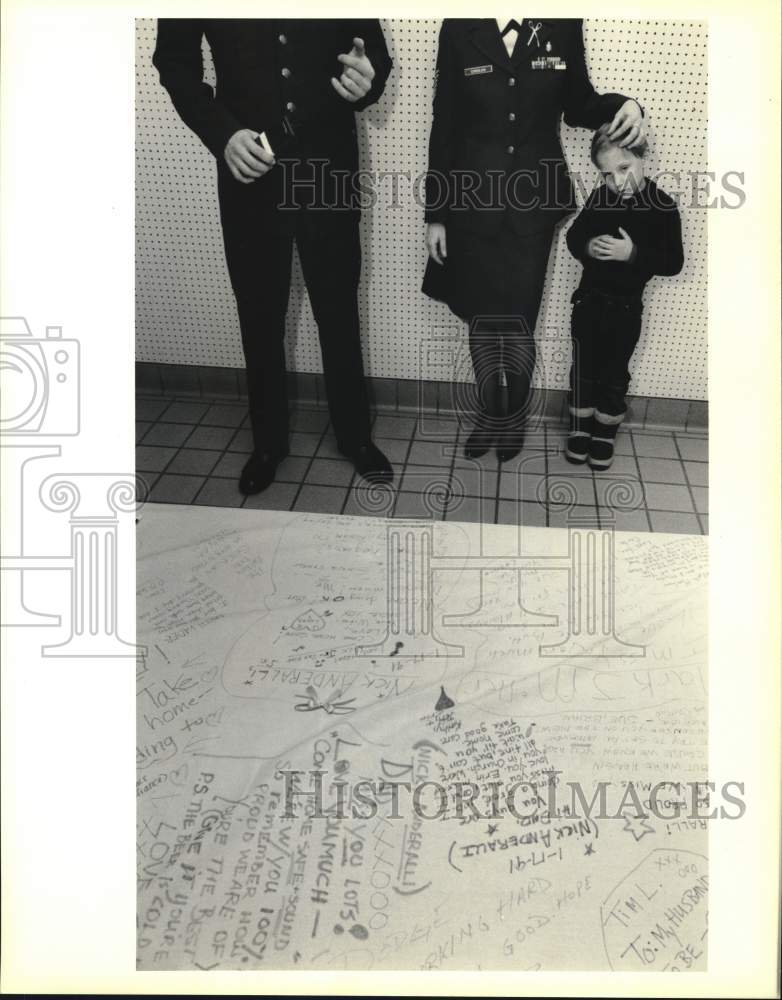 1991 Press Photo Families of Desert Storm Soldiers Make Banners in Syracuse- Historic Images